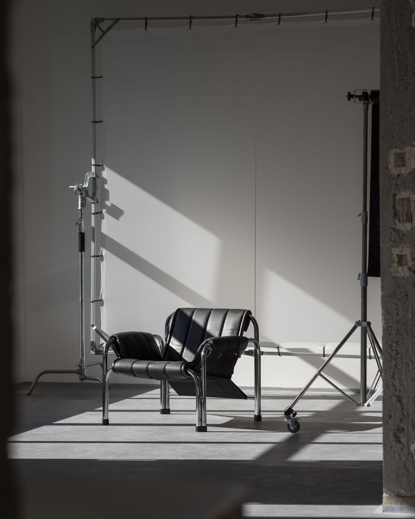 Studio připravené k focení – křeslo, pozadí a světla